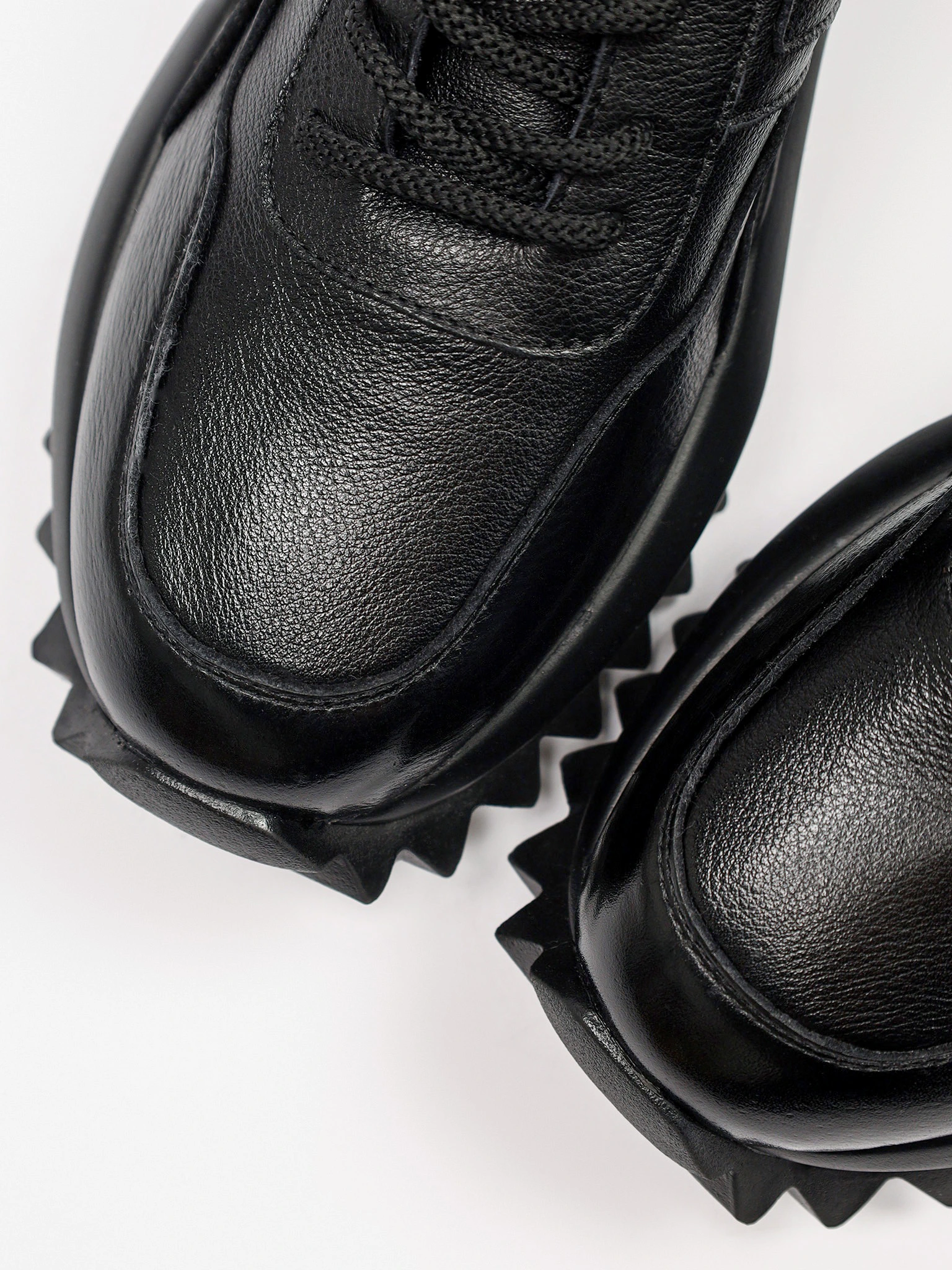 Кроссовки черного цвета на объемной рельефной подошве